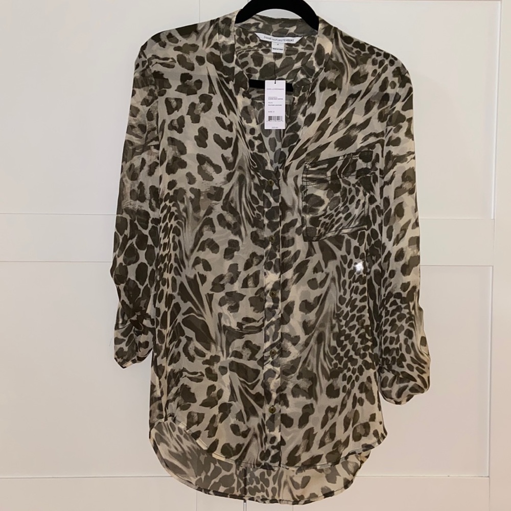 Diane Von Furstenberg 100% silk button up blouse Size4